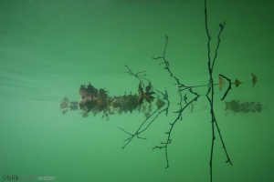 spiegeling, onderwaterfotografie, helder water, blik onder water